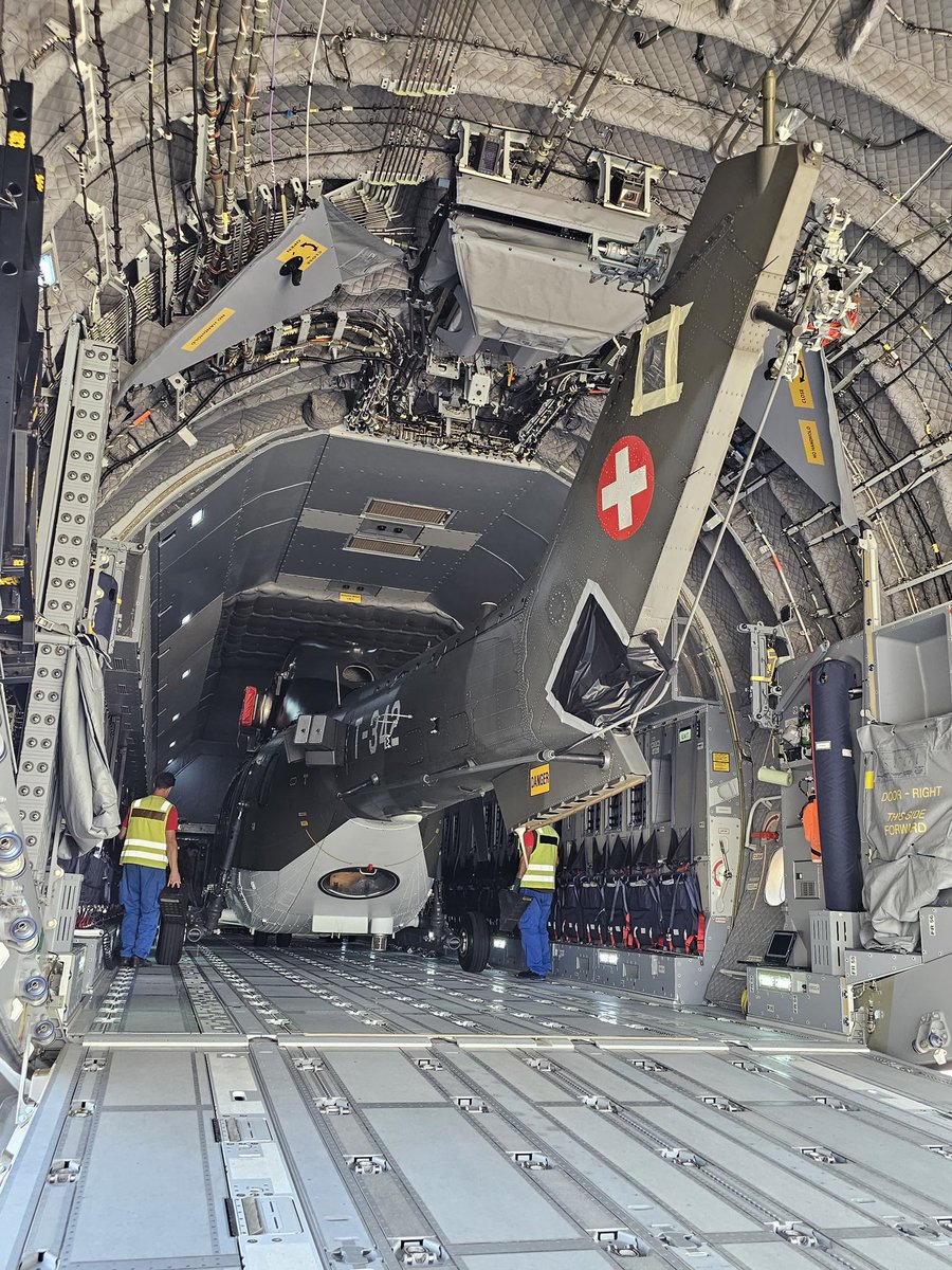Team_Luftwaffe's tweet photo. Unsere #A400M Crew #LTG62 transportierte heute erstmalig einen Super Puma der @vbs_ddps. Solche Verladeübungen mit unseren Wertepartnern sind wichtig, damit auch im Ernstfall jeder Handgriff sitzt. Auch die @bpol_11 unterstützte die reibungslos verlaufene Kooperation. 🤝 https://t.co/wGGrJiZ0da