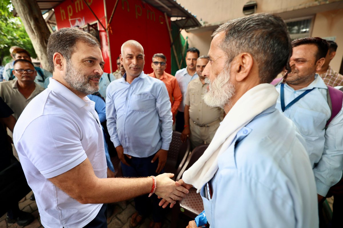 नेता विपक्ष श्री <a href="/RahulGandhi/">Rahul Gandhi</a> ने DTC बस में यात्रा की और ड्राइवर, कंडक्टर व मार्शल से मुलाकात कर उनकी समस्याएं सुनीं।

जननायक हर उस वर्ग से मिलकर उनकी आवाज बुलंद कर रहे हैं, जिनका देश के विकास में महत्वपूर्ण योगदान है। 

📍  सरोजिनी नगर बस डिपो, नई दिल्ली