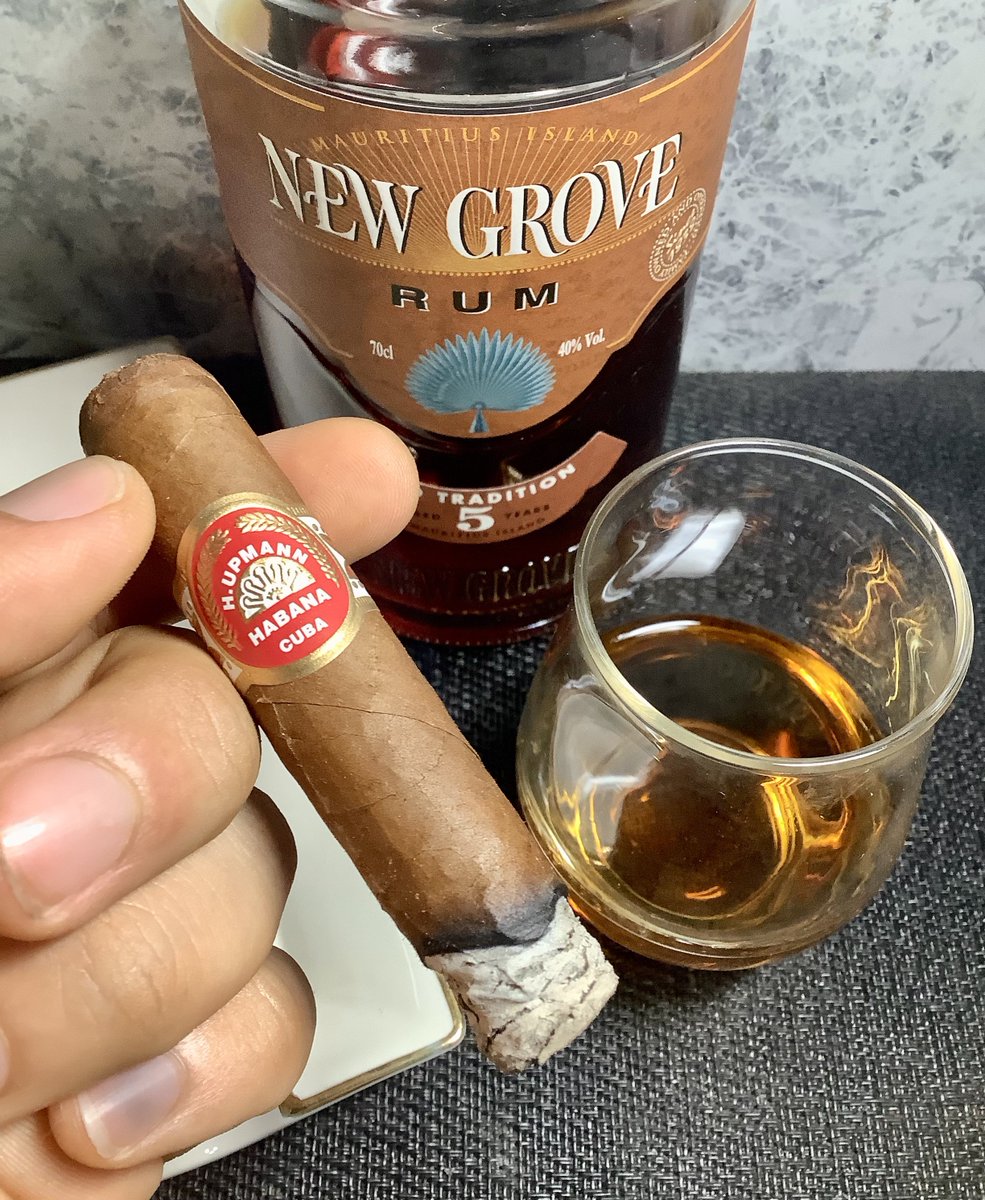 tagutaku5386's tweet photo. 映画のレイトショーへ行く前に一服
#葉巻 #Cigar #HUpman https://t.co/a85YStkqqc
