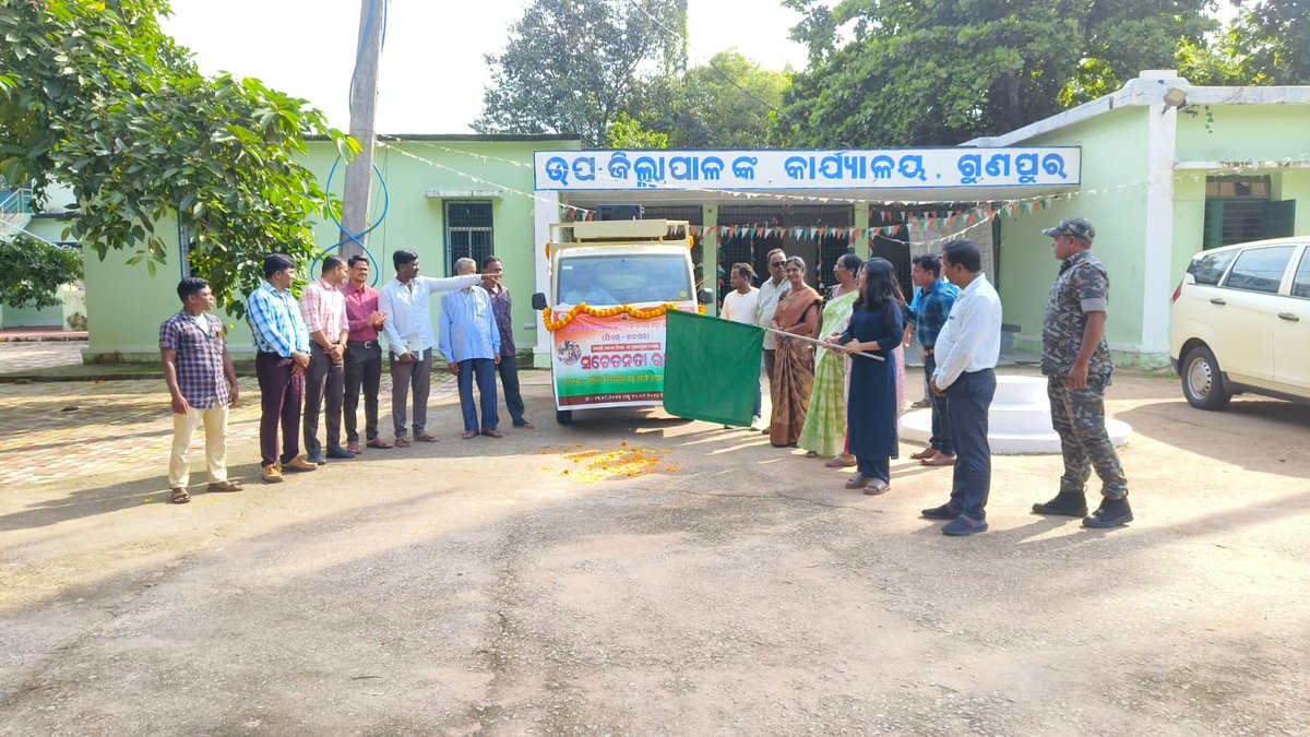 LPuttasing's tweet photo. 'Sachetaana Ratha' on PM-JANMAN IEC-campaign rolled out by LSDA, Puttasing flagged off by Sub-Collector,  Gunupur. SO, LSDA and BDO, Gunupur alongwith other senior officers present. It will cover 136 Lanjia Soura villages under 7 GPs of Gunupur Block.
#PMJANMAN
#EmpoweringTribals https://t.co/mfcfGhLSoH