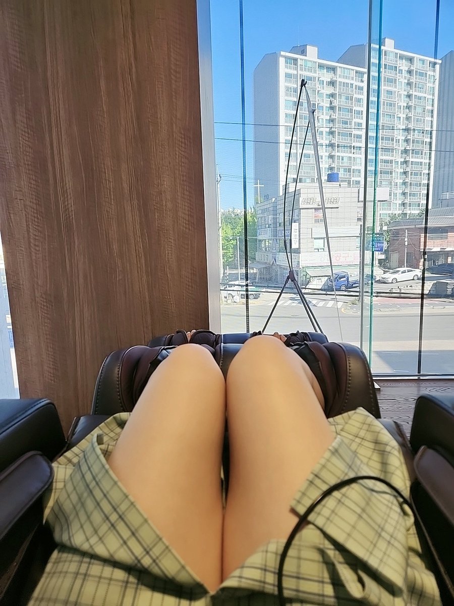 eungcouple8388's tweet photo. 나 대신 차 엔진 오일 갈러가서 안마의자에 누워서 보낸 사진...
응팔이 팬티 안입었다함...
뭐 ��쩌라고 노꼴 메롱 https://t.co/CkD8tDKAcc