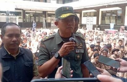 inbewara's tweet photo. Kodam III/Siliwangi Luncurkan Program Bela Negara, Kolaborasi dengan Disdik Kota Bandung https://t.co/Tn11D32qp1 https://t.co/7mkOBK76oi