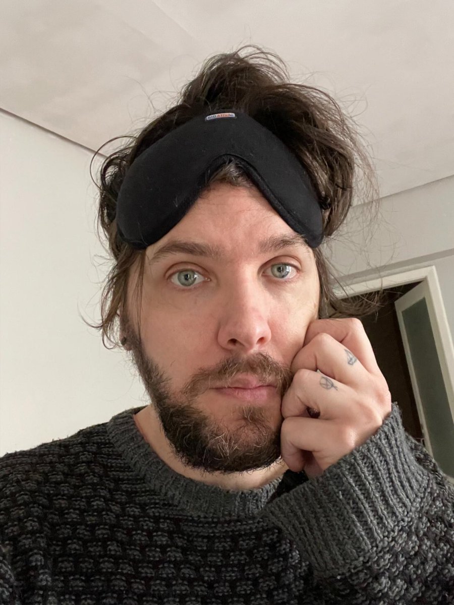 moskito's tweet photo. Acabo de descer levar o lixo pra rua com uma mascara de dormir na cabeça. Tive vergonha quando notei mas depois de um tempo pensei que é uma baita estilera. https://t.co/iUmeV3oBfq