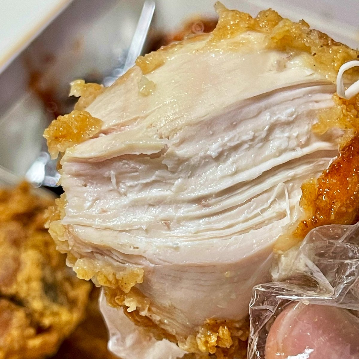 진짜 소신 발언 하나 더 갑니다.
치킨은 퍽퍽살이죠🤷🏻‍♀️
치킨 한입 물면 이 결이 나와야 합니다. 종맛.