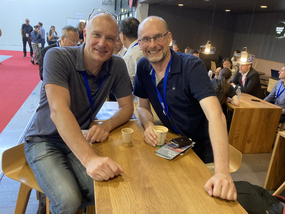 Nice coffee catch up with Martin Friedrich from our new microscopy journal, Methods in Microscopy degruyter.com/journal/key/mi… first volume on volume electron microscopy @VolumeEM1