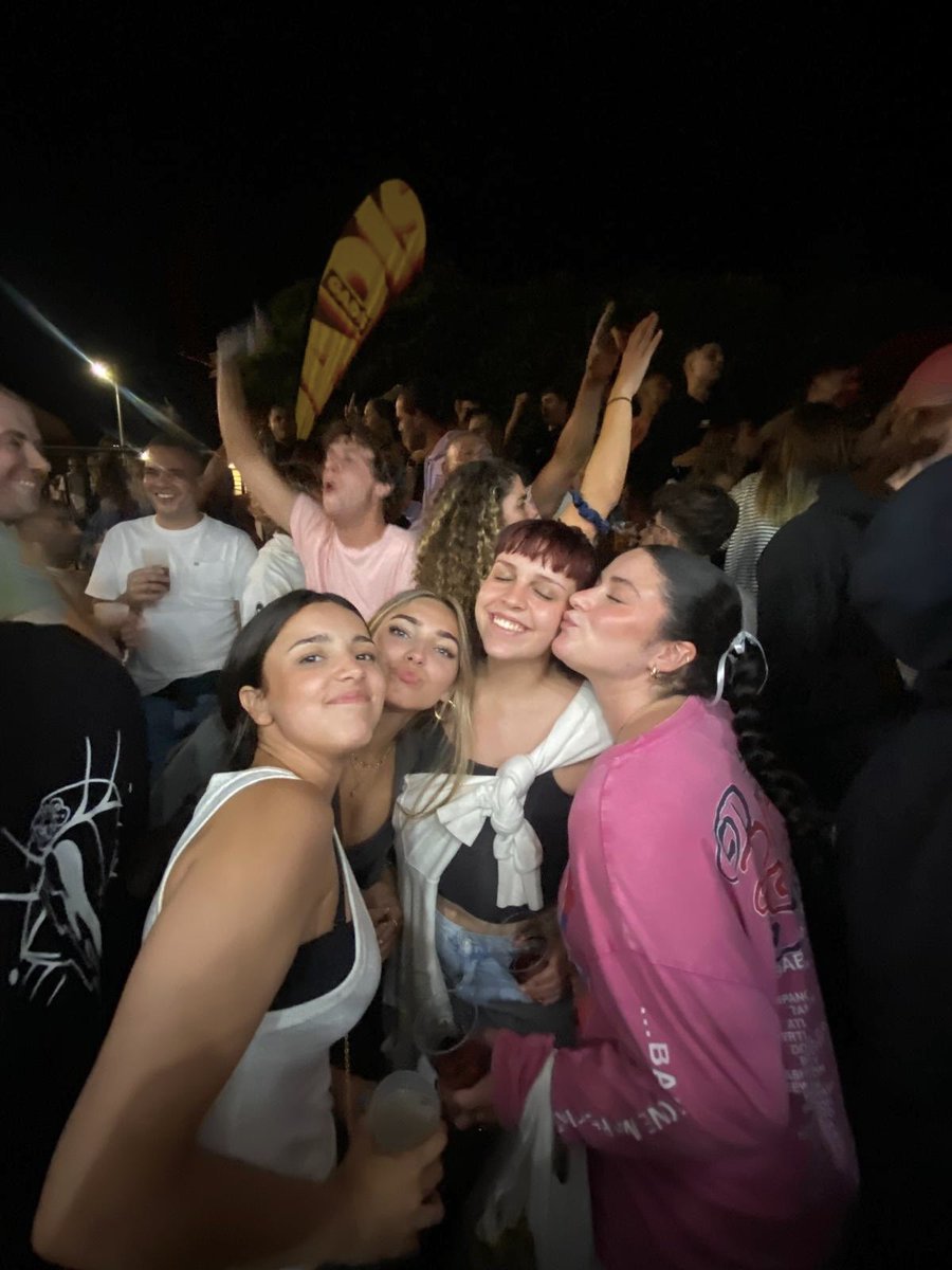 belenvareela's tweet photo. no lo entendéis ahora mismo soy viuda de las fiestas de santa cruz #nlpe https://t.co/6IxPbzy9PP