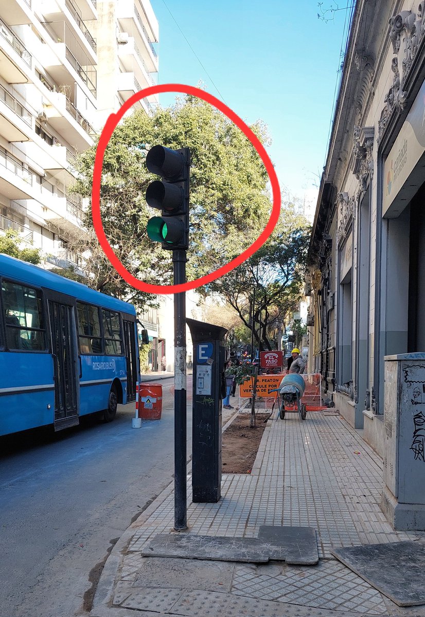 El semáforo sigue igual. Vereda, reparación total. <a href="/Rosariociudadok/">RosarioLaCiudad</a> <a href="/TransitoRos/">Tránsito Rosario</a> <a href="/MuniRosario/">Municipalidad de Rosario</a>