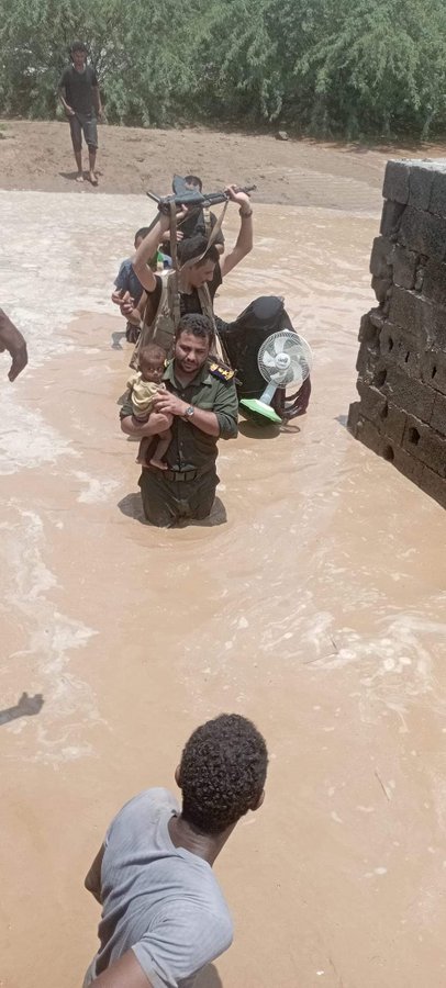 كما عهدناها قيادات محافظة الحديدة بقربها من المواطن وكل اهتماماتها بالمواطن
قيادة وشعب عظيم يستحق كل الشكر
حفظكم الله ايها القاده الذين تجسدون اعمالكم الانسانيه تجاه المواطن وواجبكم الوطني
وحفظ الله ابناء الحديدة وكل ابناء اليمن العظيم