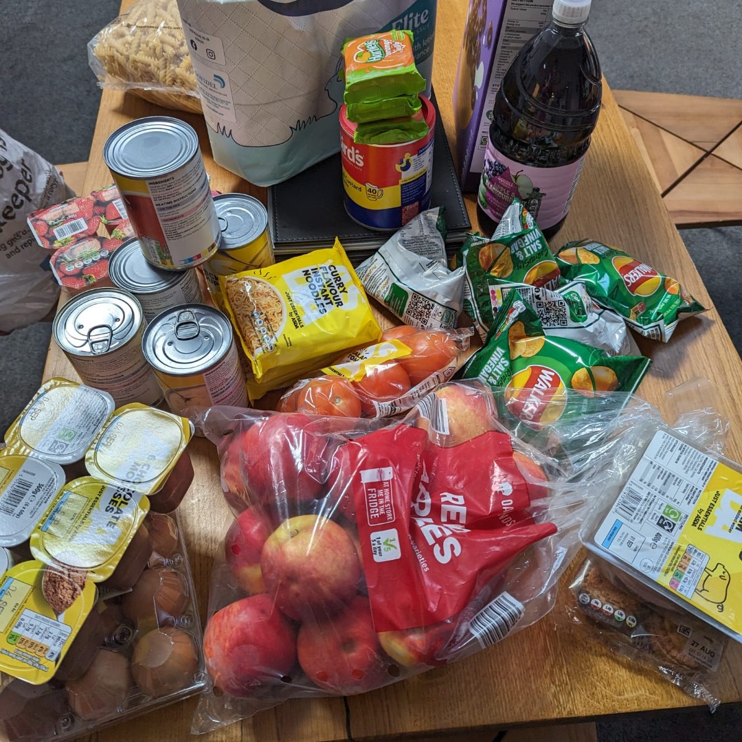 EmmausUK's tweet photo. Well done to the team at @emmausne which last week helped a mum struggling with the cost of living! 💚

She needed to use the free washing service, Lucie's Laundry, which was closed at the time.

Instead, staff delivered washing powder and a food parcel straight to her door. https://t.co/qPcbx7ZWwC