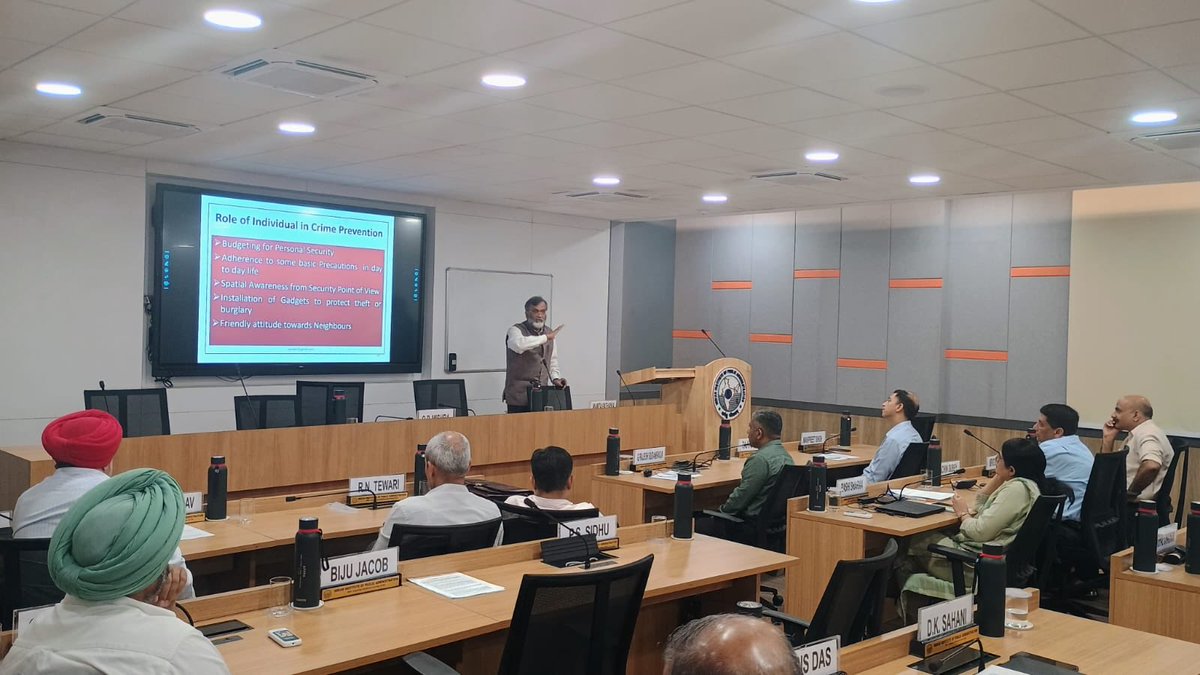 opmips's tweet photo. Sharing my thoughts on Community Policing with 50th batch officers attending APPA course at Indian Institute of Public Administration New Delhi https://t.co/fuQNsnWtoq