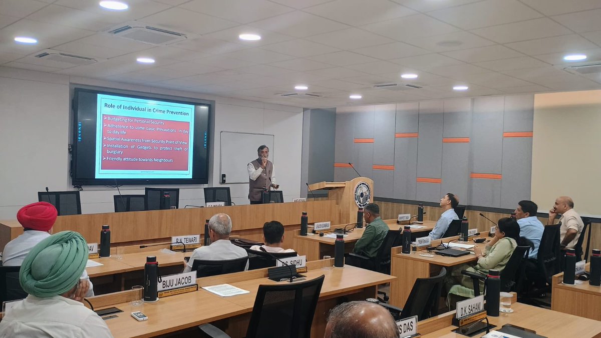 opmips's tweet photo. Sharing my thoughts on Community Policing with 50th batch officers attending APPA course at Indian Institute of Public Administration New Delhi https://t.co/fuQNsnWtoq