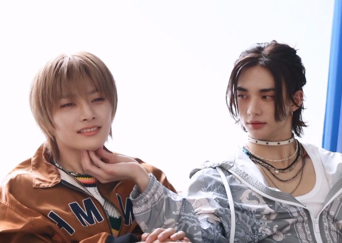 manusia paling menyebalkan.

♡ hyunin / hyunjeong few tweets au.
from hyunejeje universe.