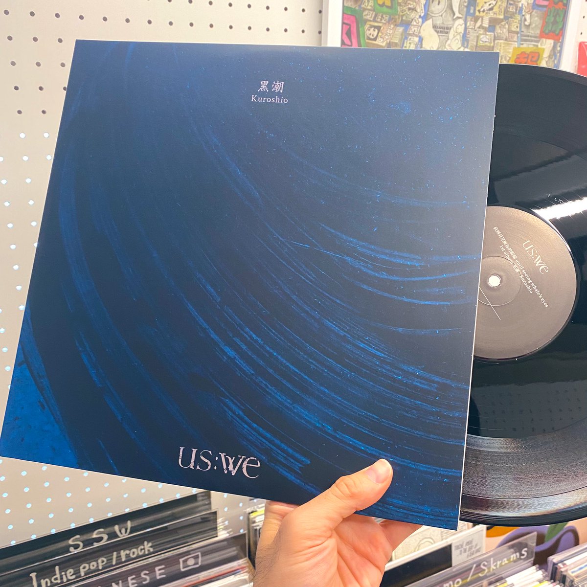 US:WE - "黑潮" (2xLP)

webでも販売開始です。台湾激情US:WEの1stアルバム、2024年にDeaftouch x 22Records共同リリースによるアナログ化。いまでこそUS:WEと名乗っているが、彼らは元々"直到看見鯨魚的眼睛"=Until Seeing Whale's Eyes"だった。

longlegslongarms.jp/music/products…