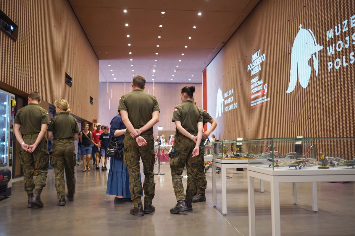 2️⃣8️⃣ sierpnia Święto Lotnictwa Polskiego 🇵🇱✈️
Oficjalne otwarcie wystawy modeli samolotów, które na przestrzeni lat 1918 - 1939 kształtowały historię polskiego lotnictwa.
#świętolotnictwapolskiego #wystawasamolotow #lotnictwo #modelesamolotow #muzeumwp #muzeumwojskapolskiego