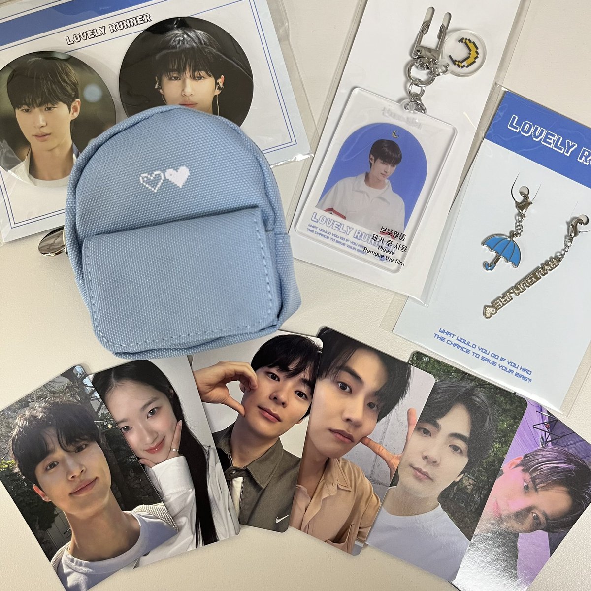 blue_umbrella91's tweet photo. 💙파우치 실물후기💙
색감 완벽✔️한손에 쏙 들어오는 크기도 완벽✔️
핀버튼은 생각보다 커서 놀랬음
5만원 채우려고 저번에 안 산 선재키링도 샀는데
왜 이번에도 포카는 우서기가 아닌걸까ㅠㅠㅠ
그래도 이걸로 선업튀 굿즈는 만족🐥
#선재업고튀어 #팝업굿즈 https://t.co/bR1ZMBxBNM