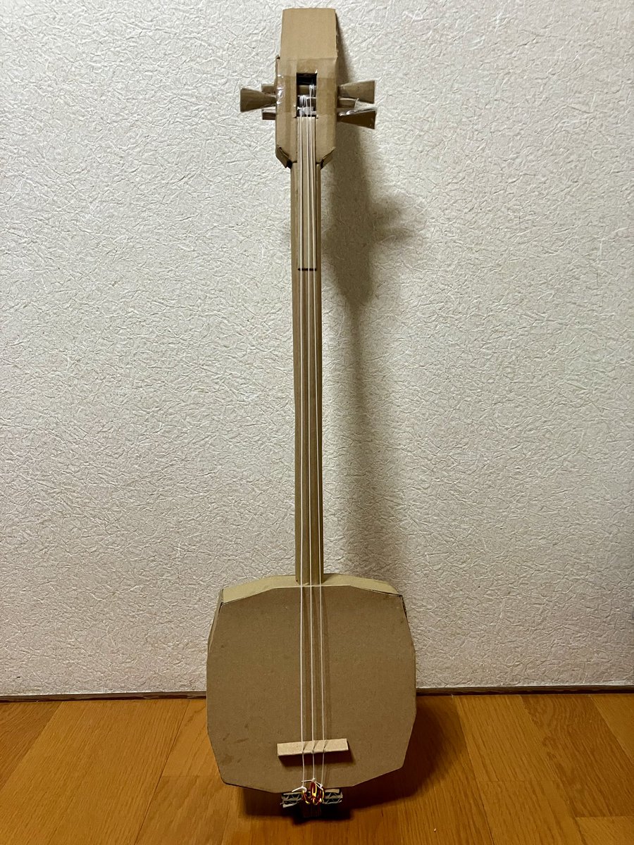 aotn0322's tweet image. 久しぶりの段ボール工作📦昨年作った段ボール三線を改良🛠️ずっと気になってた竿の長さを短くしてみました🪕
20cmも短くなったら…持ちやすいし軽いし、何より本物っぽい!
それぞれ作り方もこだわった部分も違うけど…どちらも頭の中の想像を創造できたので、自分としては大満足です😌
やったー🙌