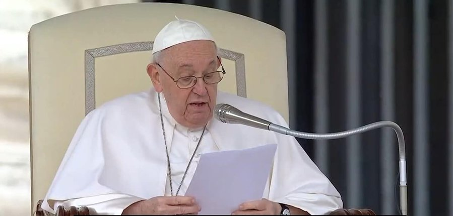 TRUMP_ARMY_'s tweet image. BREAKING: Pope Francis says repelling, abandoning illegal migrants is &apos;grave sin&apos; !!

What&apos;s your response to Pope?