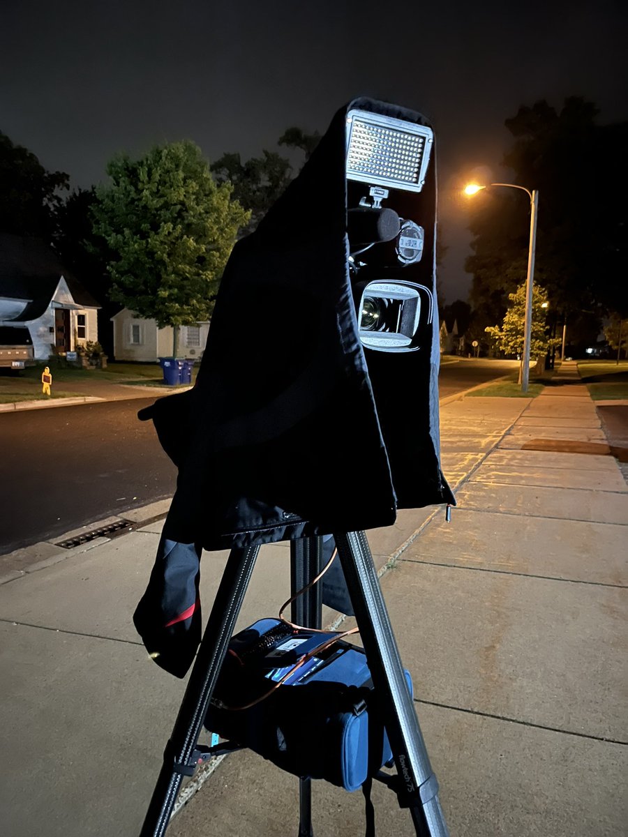 Jimmy_Sadowski's tweet photo. Working in live TV news, you gotta be a bit of a MacGyver sometimes. Rain started coming down a little before my hit today and when I went for the rain gear, it was broken. So with a little ingenuity, I broke out the windbreaker and it worked like a charm. #newslife https://t.co/Bv3S6gAzt9