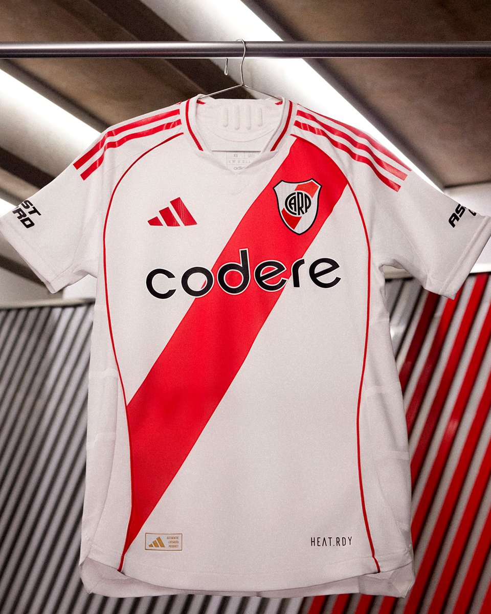 TyCSports's tweet photo. LA NUEVA CAMISETA DE RIVER ⚪🔴

El Millonario presentó su remera titular que estrenará el domingo ante Independiente. Está inspirada en el equipo multicampeón de 1986.

¿Qué te parece? 🧐 https://t.co/PMDcX5H3hY