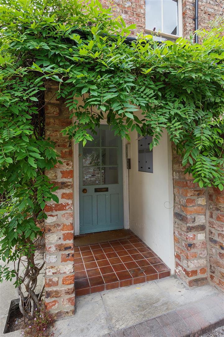 Are you prepared for October’s property market?
Consider your kerb appeal and be prepared to attract serious buyers who are looking to move before the festive season.
Book your free, no-obligation valuation appointment on 01904 650650 to find out how much your home is worth.