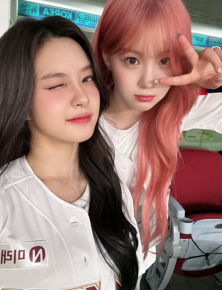 official_kep1er's tweet photo. [Catch the Moment📸]

오랜만이에요 히어로즈 💜
응원 요정으로 나타난 채다즈!

응원 요정의 오늘 한 일 🧚‍♀
1. 예쁘기
2. 귀엽기
.
.
999. 열심히 준비한 시구와 시타 ⚾

서울의 푸른 하늘에 
히어로즈 기를 높여라!

다음에 또 만나요 💞

#Kep1er #케플러 https://t.co/wxPIpNUNNq