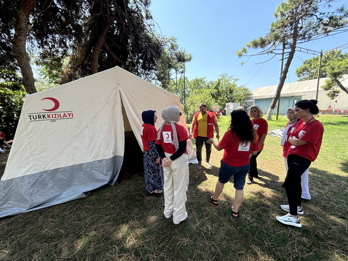 Kızılay Kadın Tematik Çalışma Kamp programının ikinci devresinin çeşitli eğitimlerine Kadın Başkanımız katılım sağladı.

📌Sphere Eğitimi
📌Proje Yazma Eğitimi 
📌Temel Afet Bilinci ve Çadır Kurma Eğitimi
📌 Hassas Gruplarla Çalışma Eğitimi

#kızılaykadınları 
#merhametçınarları