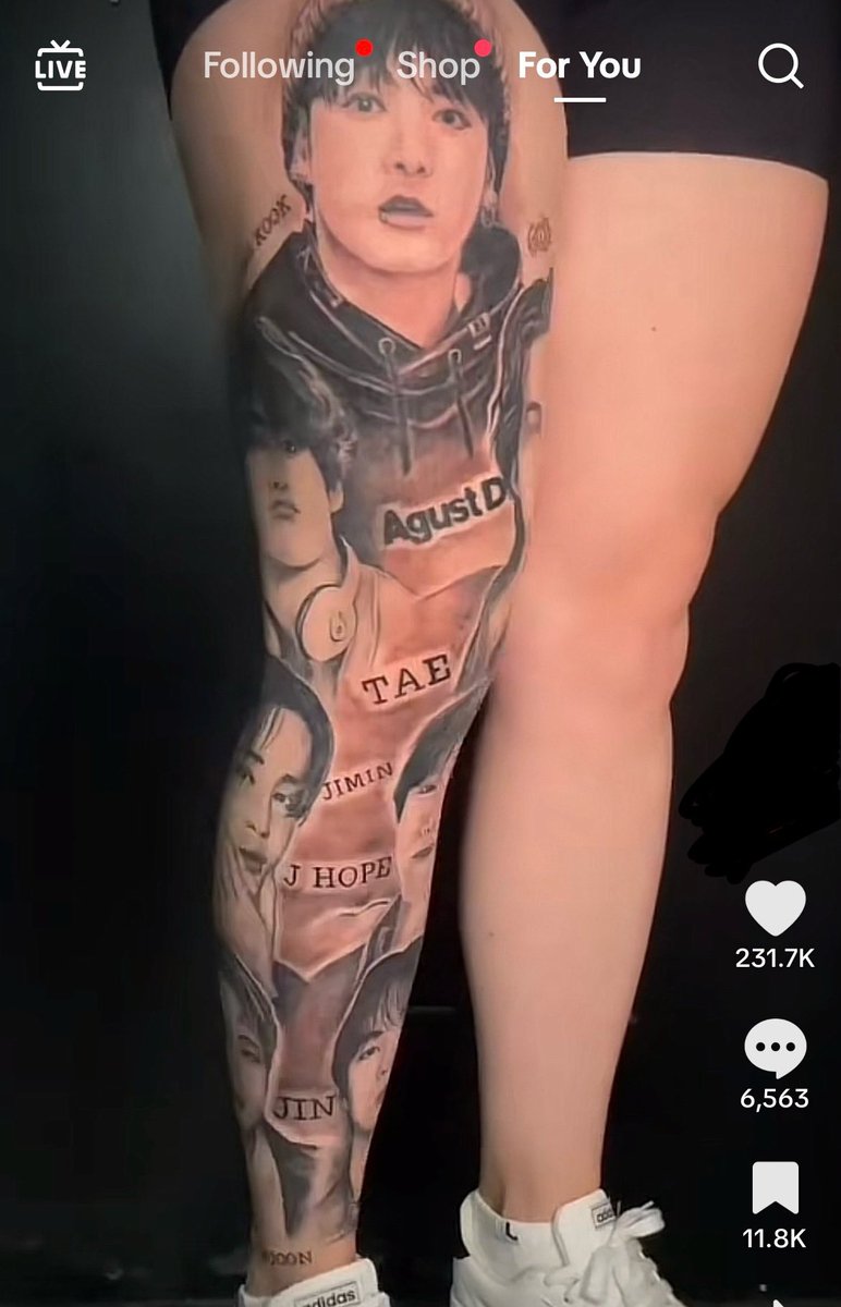 cvntyv's tweet photo. y’all come look at this fuckass tattoo someone got 😭 ain’t no way https://t.co/JWsSMyE32W