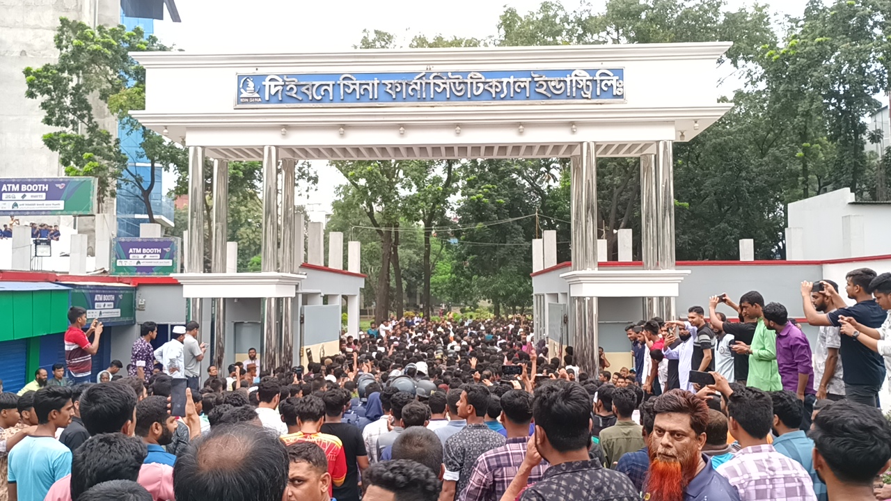 কালিয়াকৈরে বেতন বৃদ্ধির দাবিতে বিক্ষোভ, মহাসড়ক অবরোধ