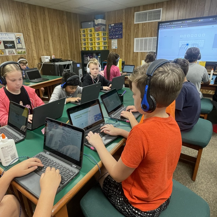 HumbleISD_BBE's tweet photo. 5th grade 🐻s practicing their keyboarding skills with Typing Club! #homerow #believeinbuildingexcellence #positivity #getonthebus https://t.co/bRRJmky19D