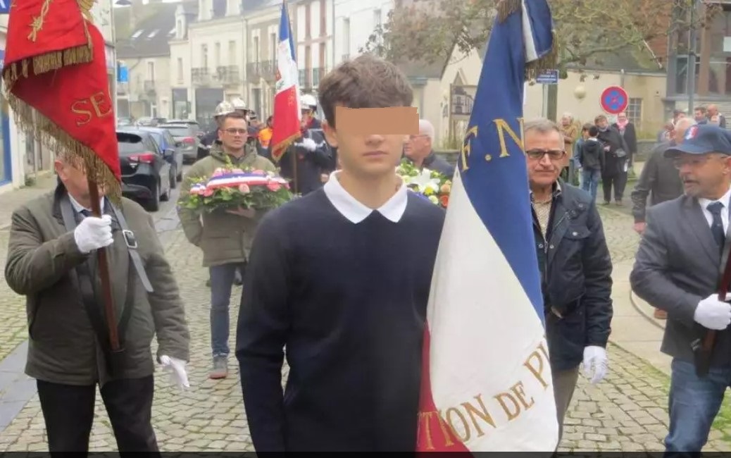 A 16 ans Alexandre avait décidé de devenir porte-drapeau de l'UNC dans son village. Fier de porter le drapeau tricolore, deux ans plus tard, il a choisi de partir dans l'infanterie. Sa motivation? le sens du service. Chapeau Alexandre! <a href="/DRHATofficiel/">Direction ressources humaines de l'armée de Terre</a> @defense_ouest @armeedeterre
