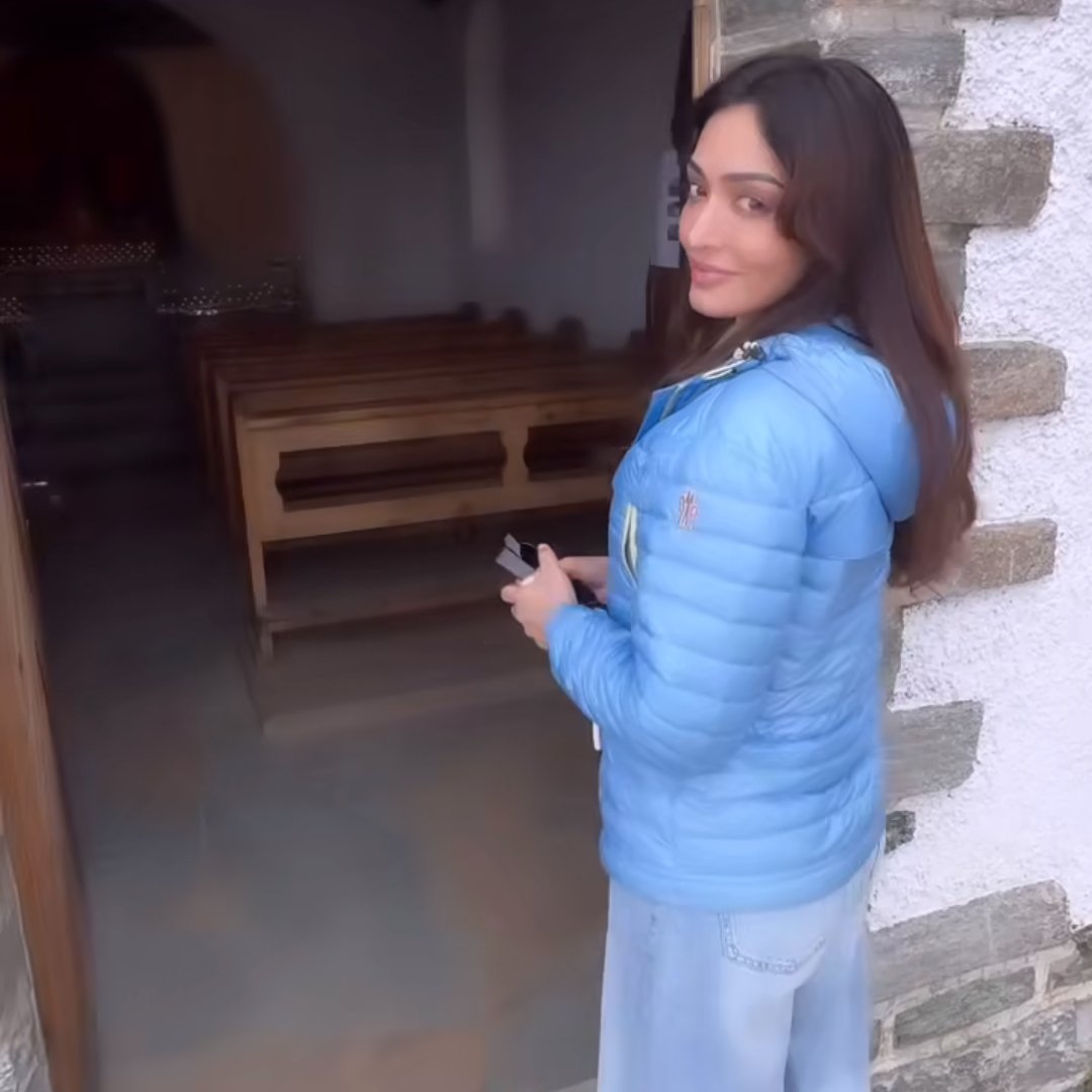 Truthteller2517's tweet photo. Dumbos shipu cannot see the truth🤭parth sir khushali maam in swizerland . Now leave niti alone 🤡
#parthsamthaan #nititaylor #manan #khushaliikumar https://t.co/Dq6vzyyvwc