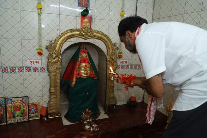 NilangekarPatil's tweet photo. जगदंबेचा आशीर्वाद, जनतेची साथ आणि विकासाचा ध्यास मजबूत करणारी भेट...

जन सन्मान पदयात्रा | गुरनाळ 📌

यानंतर उमाकांतजी बर्गे यांच्या अध्यक्षतेखाली गावातील मुख्य चौकात संवाद कार्यक्रमाचे आयोजन करण्यात आले. यावेळी गावातील ज्येष्ठ मंडळी रावसाहेबजी माने, बापूरावजी पाटील, अंकुशजी बागवाडे, रामजी पाटील, गुलाबसाहबजी शेख, तानाजी माने जी, चंद्रजी पाटील या मान्यवरांचा आपल्या सामाजिक योगदानाबद्दल सत्कार करून त्याच्याप्रती कृतज्ञता व्यक्त केली. तसेच मुख्यमंत्री माझी लाडकी बहिण योजनेतील पात्र भगिनींना प्रशस्तिपत्र देऊन सत्कार केला. गावात सुरु असलेल्या विकासकामांची पाहणी करून लोकार्पण तसेच भूमिपूजन आ. संभाजीभैय्यांनी केले. या कार्यक्रमाचे प्रास्ताविक रामजी बिरादार आणि सूत्रसंचालन दत्ताजी बिरादार यांनी केले.

प्रमुख उपस्थिती सरपंच अरुणाताई बर्गे, उपसरपंच बबनजी माने, रामजी पाटील, महादुजी हंचनाळे, विष्णूजी हाडगे, धोंडीबाजी चापटे, संतोषजी पतंगे, सोपानजी हाडबे, मुखरोद्दीनजी सावकार, बालाजी माने जी, बसवराजजी म्हेत्रे, प्रमोदजी लासवानी, खाजासाबजी शेख, बळीरामजी हाडगे, गौतमजी माने, किरणजी कुलकर्णी, प्रदीपजी दिवाण, व्यंकटजी शिंदे, गोपीजी बर्गे, सतीशजी कुलकर्णी, शेषरावजी बर्गे आदींसह पंचक्रोशीतील नागरिक, माता-भगिनी, पक्ष पदाधिकारी, लोकप्रतिनिधी व कार्यकारी मोठ्या संख्येने उपस्थित होते.

#JanSanmanPadyatra #जनसन्मानपदयात्रा #vikasachivarijantechyadari #सन्मानजनतेचा #janmashtami #deoni #anandwadi #sambhajipatilnilangekar #निलंगा #देवणी