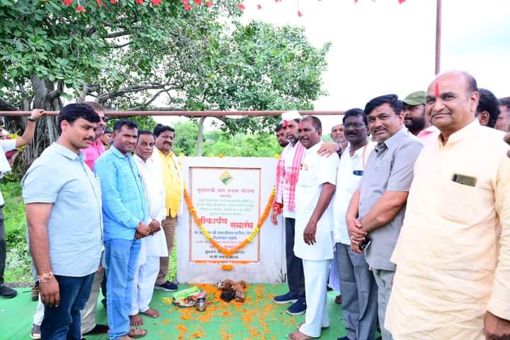 NilangekarPatil's tweet photo. जगदंबेचा आशीर्वाद, जनतेची साथ आणि विकासाचा ध्यास मजबूत करणारी भेट...

जन सन्मान पदयात्रा | गुरनाळ 📌

यानंतर उमाकांतजी बर्गे यांच्या अध्यक्षतेखाली गावातील मुख्य चौकात संवाद कार्यक्रमाचे आयोजन करण्यात आले. यावेळी गावातील ज्येष्ठ मंडळी रावसाहेबजी माने, बापूरावजी पाटील, अंकुशजी बागवाडे, रामजी पाटील, गुलाबसाहबजी शेख, तानाजी माने जी, चंद्रजी पाटील या मान्यवरांचा आपल्या सामाजिक योगदानाबद्दल सत्कार करून त्याच्याप्रती कृतज्ञता व्यक्त केली. तसेच मुख्यमंत्री माझी लाडकी बहिण योजनेतील पात्र भगिनींना प्रशस्तिपत्र देऊन सत्कार केला. गावात सुरु असलेल्या विकासकामांची पाहणी करून लोकार्पण तसेच भूमिपूजन आ. संभाजीभैय्यांनी केले. या कार्यक्रमाचे प्रास्ताविक रामजी बिरादार आणि सूत्रसंचालन दत्ताजी बिरादार यांनी केले.

प्रमुख उपस्थिती सरपंच अरुणाताई बर्गे, उपसरपंच बबनजी माने, रामजी पाटील, महादुजी हंचनाळे, विष्णूजी हाडगे, धोंडीबाजी चापटे, संतोषजी पतंगे, सोपानजी हाडबे, मुखरोद्दीनजी सावकार, बालाजी माने जी, बसवराजजी म्हेत्रे, प्रमोदजी लासवानी, खाजासाबजी शेख, बळीरामजी हाडगे, गौतमजी माने, किरणजी कुलकर्णी, प्रदीपजी दिवाण, व्यंकटजी शिंदे, गोपीजी बर्गे, सतीशजी कुलकर्णी, शेषरावजी बर्गे आदींसह पंचक्रोशीतील नागरिक, माता-भगिनी, पक्ष पदाधिकारी, लोकप्रतिनिधी व कार्यकारी मोठ्या संख्येने उपस्थित होते.

#JanSanmanPadyatra #जनसन्मानपदयात्रा #vikasachivarijantechyadari #सन्मानजनतेचा #janmashtami #deoni #anandwadi #sambhajipatilnilangekar #निलंगा #देवणी