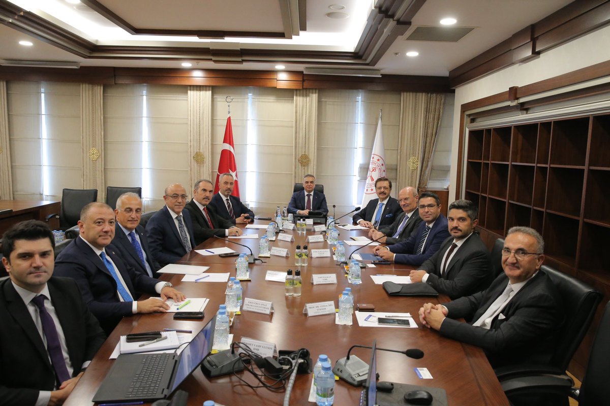 Hazine ve Maliye Bakan Yardımcısı İlhan Hatipoğlu ve ekibiyle  iş dünyasının enflasyon muhasebesi konusundaki beklentilerini istişare ettik. Oda ve Borsalarımızın taleplerini ilettik.