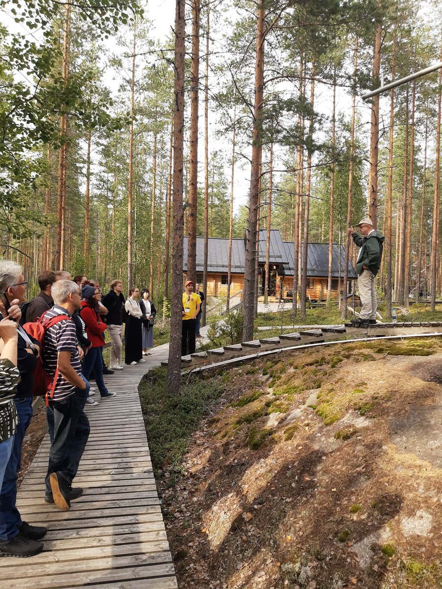 <a href="/MarkkuKulmala1/">Markku Kulmala</a> explaining the history of the <a href="/HyytialaHY/">Hyytiälä Forest Station</a> to the @eac2024 partecipant. <a href="/helsinkiuni/">University of Helsinki</a> <a href="/INAR_fin/">INAR</a>