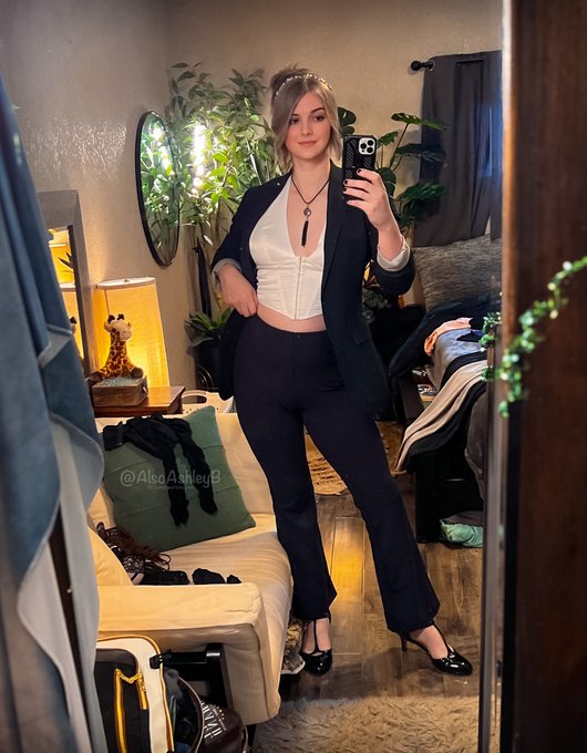 Decided to keep all my masculine blazers, even if they fit me very differently now ? https://t.co/j5