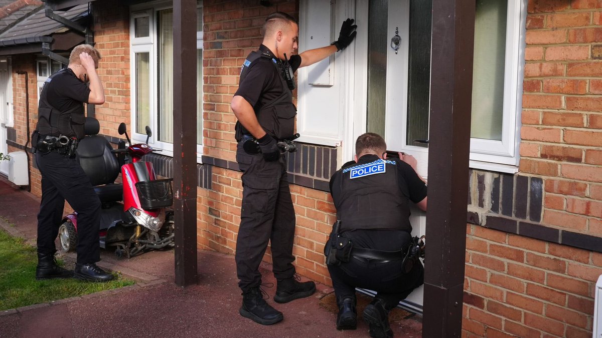 akafaceUS's tweet photo. BREAKING: British police have just arrested an 11 year old over his "mean tweets" posted on social media. https://t.co/Gc7LYx66S9