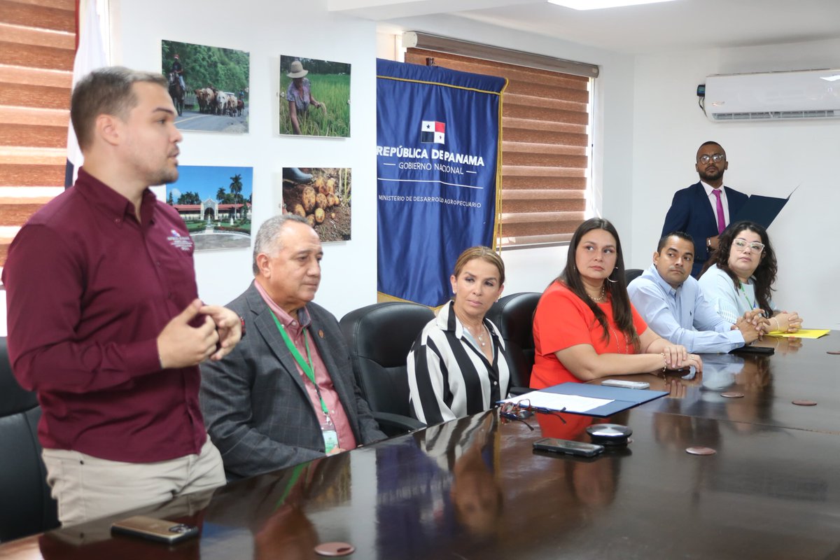 En la sede del Ministerio de Desarrollo Agropecuario en la ciudad de Panamá se dio el acto de reconocimiento por la culminación de dos años del  Internado de Médicos Veterinarios, a la primera promoción de médicos veterinarios en cumplir con este programa.
