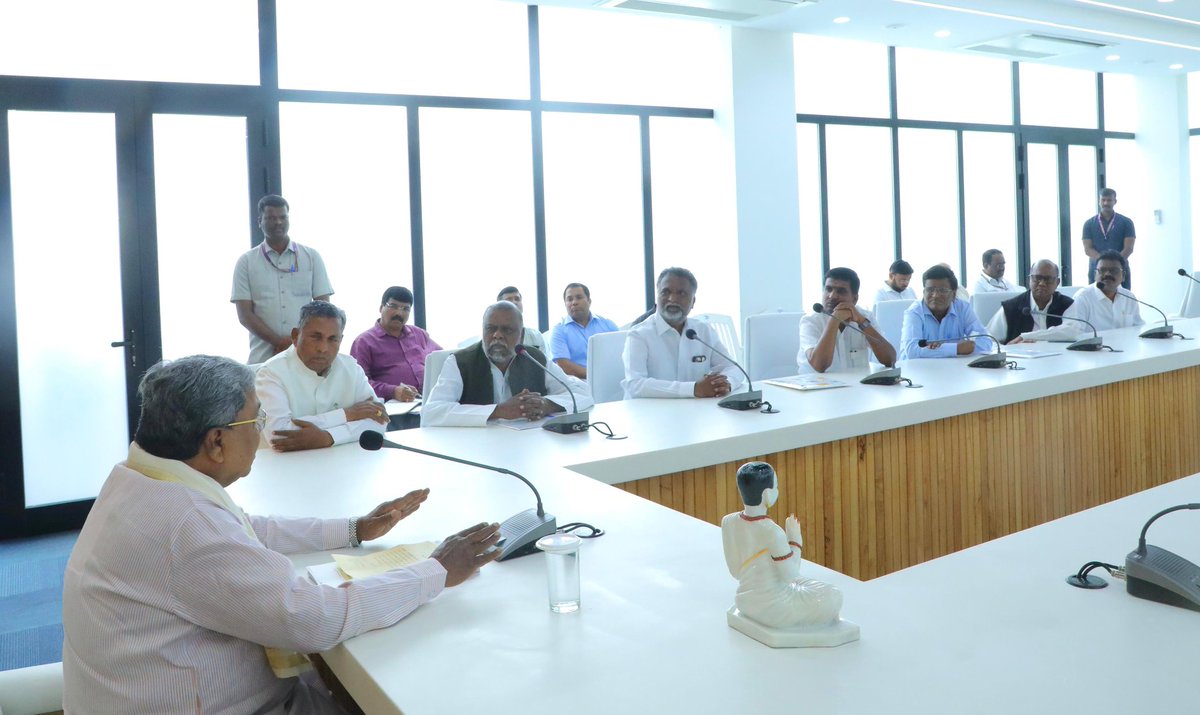 ಪರಿಶಿಷ್ಟ ಜಾತಿ ಸಮುದಾಯಕ್ಕೆ ಒಳಮೀಸಲಾತಿ ಕಲ್ಪಿಸಲು ನಾನು ಬದ್ಧನಾಗಿದ್ದು, ಇದರ ಬಗ್ಗೆ ಯಾವುದೇ ಅನುಮಾನ, ಅಪನಂಬಿಕೆ ಬೇಡ. ನಾನು ಈಗಾಗಲೇ ಸುಪ್ರೀಂಕೋರ್ಟ್ ತೀರ್ಪನ್ನು ಸ್ವಾಗತಿಸಿದ್ದೇನೆ.
ಸುಪ್ರೀಂಕೋರ್ಟ್ ತೀರ್ಪಿನ ಬಗ್ಗೆ ಕಾನೂನು ತಜ್ಞರು ಮತ್ತು ಸಮುದಾಯದ ನಾಯಕರ ಜೊತೆ ಚರ್ಚೆ ನಡೆಸಿ ತೀರ್ಮಾನ ಕೈಗೊಳ್ಳುತ್ತೇನೆ. ಒಳಮೀಸಲಾತಿಯನ್ನು ದಲಿತ