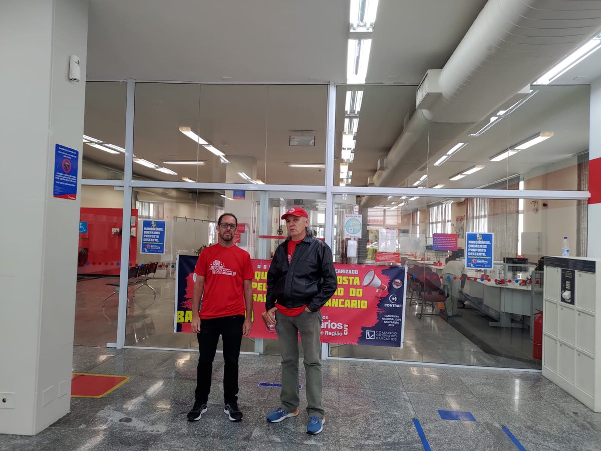 bancariosgru's tweet photo. No Dia do Bancári@, atrasamos a abertura  em várias agências em Guarulhos, ao lado de Sindicatos de todo o país,  para exigir a valorização que merecemos.

A luta continua até que todos nós sejamos respeitados e valorizados como merecemos. Não vamos parar!

#MerecemosRespeito https://t.co/C0lwr2gZJj