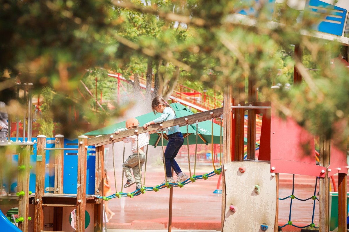 JardindAcclim's tweet photo. 🌞 C'est encore les vacances au @JardindAcclim ! Dans nos aires de jeux gratuites, nos jeunes visiteurs se préparent pour le moment le plus important de la rentrée... La récréation ! 🤸‍♀️ https://t.co/Ak257s7Qve