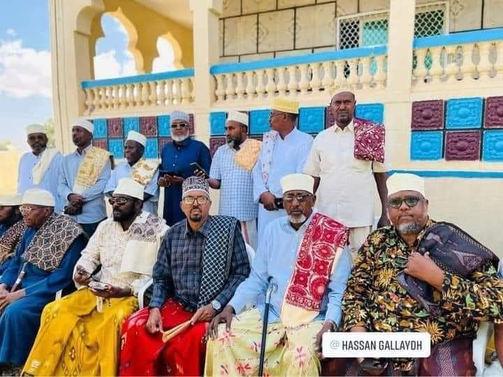 ZakiSunni's tweet photo. Waa tusaalaha nool ee saldanadda #Isaaq. Saldanadaha #Isaaqu weligood nabad mooyee colaad kama ay talin!
Waa dad nabad iyo colaadba yiqiin.
Cuqaal talisa boqor caaddiliyo, culimo miisaan leh
Ilaahii carshiga nuuriyoow kaaga caban mayno.
-Xasan Tarabi. https://t.co/NRjTxfLyvF