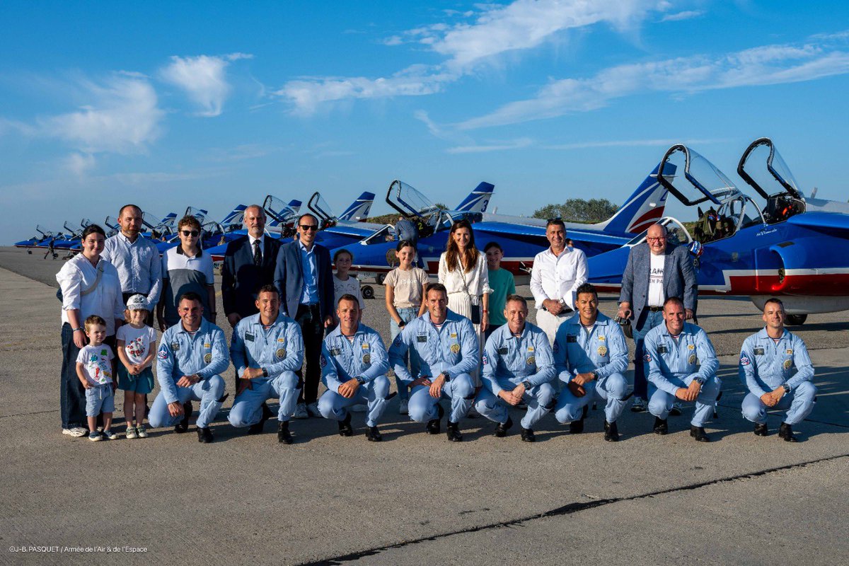 VilledeVernon's tweet photo. Hervé Herry, Maire Adjoint en charge de la qualité du service aux usagers des villes Ariane et de la mémoire combattante, a accueilli la Patrouille de France lors de son escale à la BA 105, en route pour la cérémonie d’ouverture des Jeux Paralympiques dans 04 heures. ✈️

Au-delà de la présentation de l’Alphajet, les pilotes ont partagé une anecdote intéressante sur les formations de vol. Saviez-vous que chaque formation, que ce soit la célèbre flèche ou le diamant, est rigoureusement répétée pour garantir une précision millimétrée ? Cela reflète l’exigence du travail d’équipe, où chaque pilote et mécanicien joue un rôle crucial 🇫🇷