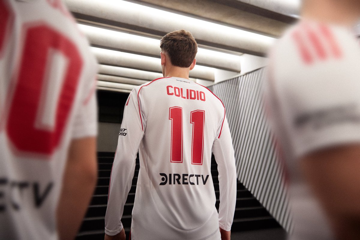 RiverPlate's tweet photo. 𝐘𝐨 𝐯𝐞𝐧𝐠𝐨 𝐩𝐨𝐫 𝐥𝐚 𝐜𝐚𝐦𝐢𝐬𝐞𝐭𝐚 🤍❤️🤍 

Ya disponible ▶️ https://t.co/O41UExtnB3 https://t.co/4oELA8R96L