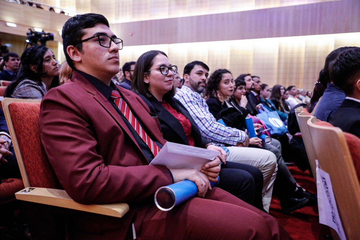 ungsoficial's tweet photo. 🗨️  «Que no les cueste volver, aquí estaremos esperándoles», en un nuevo acto de colación, la rectora Flavia Terigi se dirigió a más de 50 graduadas y graduados que recibieron sus títulos.

🔗 Noticia completa:  https://t.co/xdQQFtOBlN https://t.co/T4OIwLaqoy