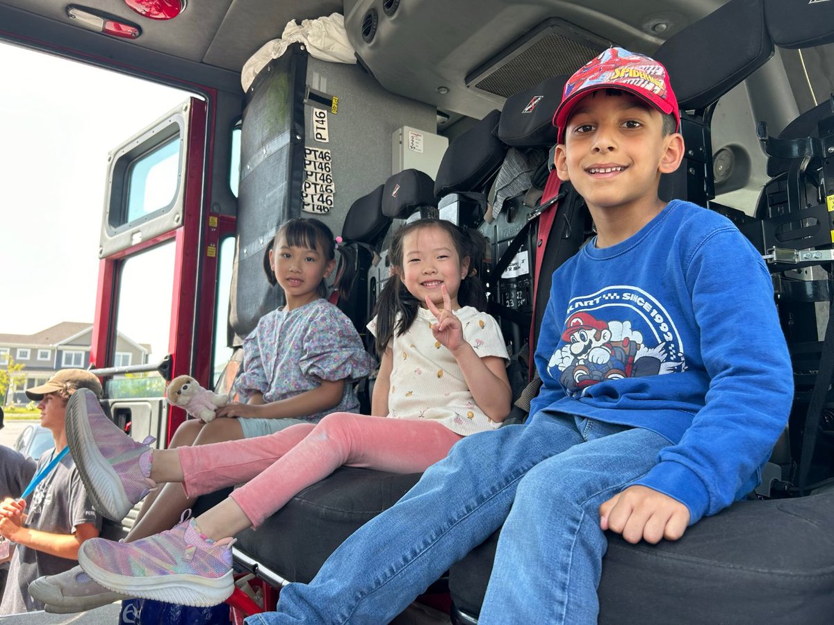 YMCA_Ottawa's tweet photo. The @OttFire team gave us a visit at Neighbourhood Day Camps, showing our campers what it takes to be a hero! 👩🚒👨🚒🚒
It was incredible to get a peek into the life of a firefighter. Thank you to Ottawa Fire Services for saving lives and inspiring us all! https://t.co/7OEnGHPD42