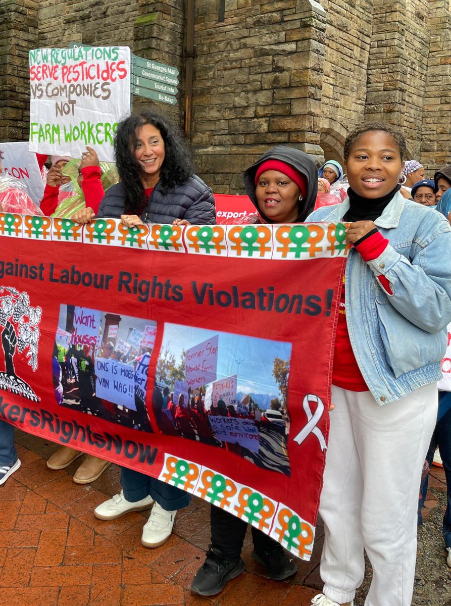 SeeRap's tweet image. 🧵 1/7 Yesterday we marched in Cape Town. And sang. And demanded an end to the double standard that consists of exporting highly hazardous pesticides, which are banned in the EU, to South Africa - as if they were not just as harmful to people here.