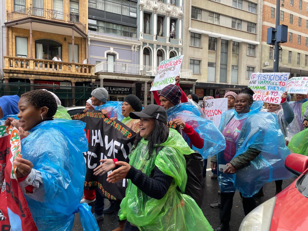 SeeRap's tweet image. 🧵 1/7 Yesterday we marched in Cape Town. And sang. And demanded an end to the double standard that consists of exporting highly hazardous pesticides, which are banned in the EU, to South Africa - as if they were not just as harmful to people here.