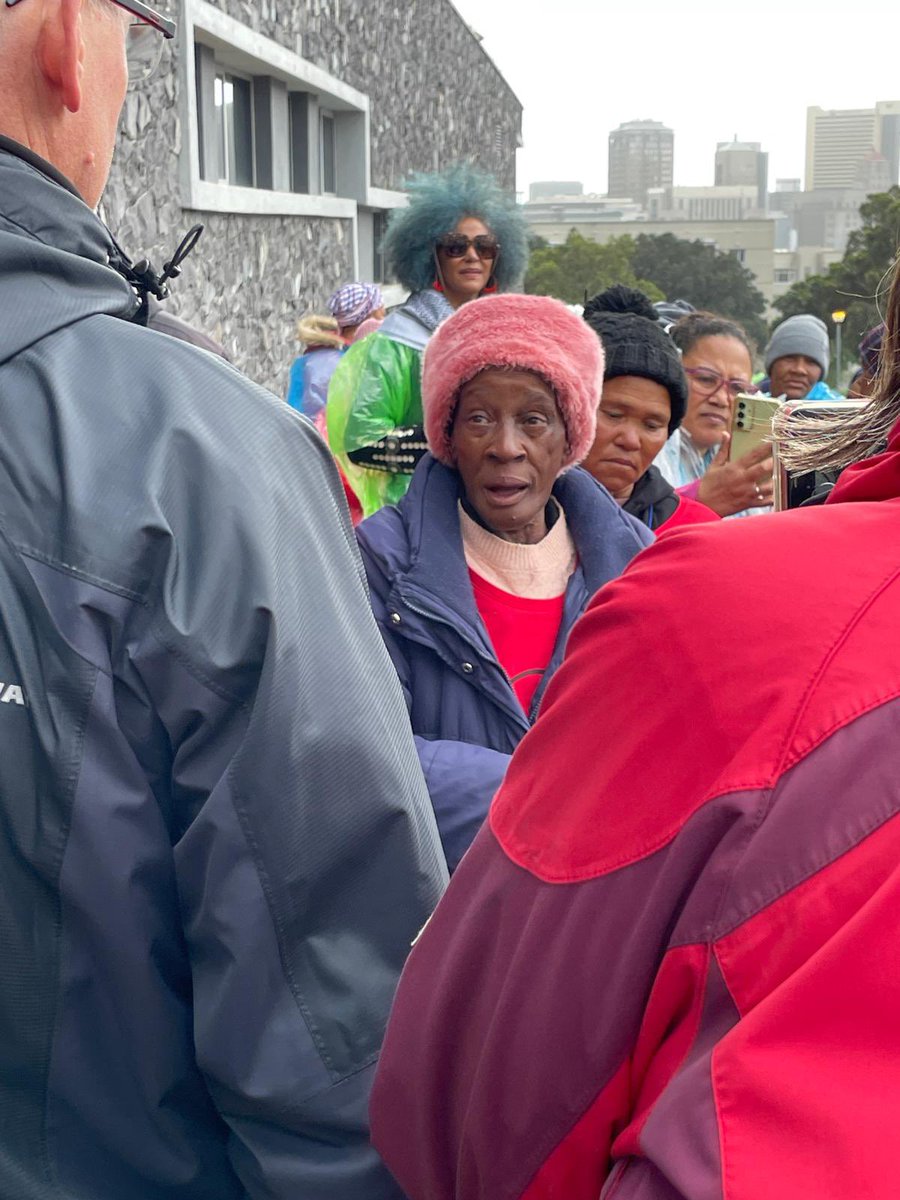SeeRap's tweet image. 🧵 1/7 Yesterday we marched in Cape Town. And sang. And demanded an end to the double standard that consists of exporting highly hazardous pesticides, which are banned in the EU, to South Africa - as if they were not just as harmful to people here.