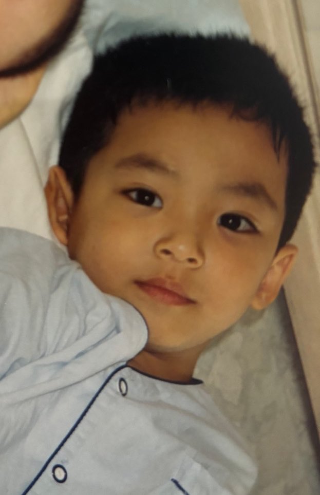 와 얘들아 무슨 애기 이목구비가 이렇게 찐해
우리민규 어릴때부터 완성형미남이였다고